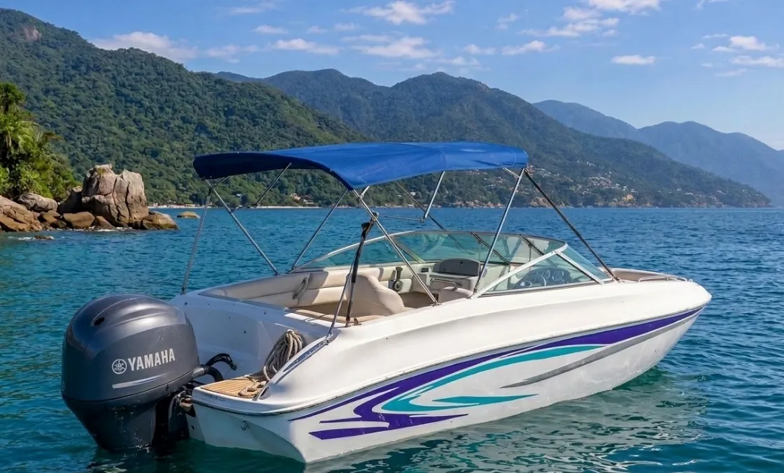 Biólogo a bordo durante safari marinho em Ubatuba